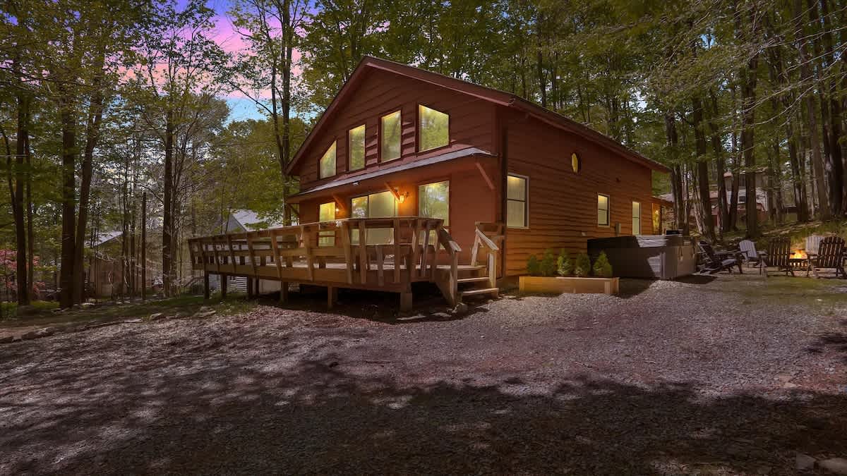Woodsy Cabin Chalet | Hot Tub | Fire Pit | BB Lake