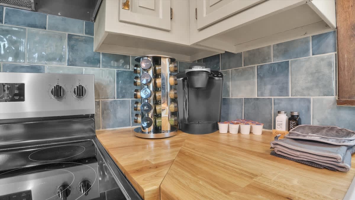 Woodsy Cabin Chalet | Hot Tub | Fire Pit | BB Lake