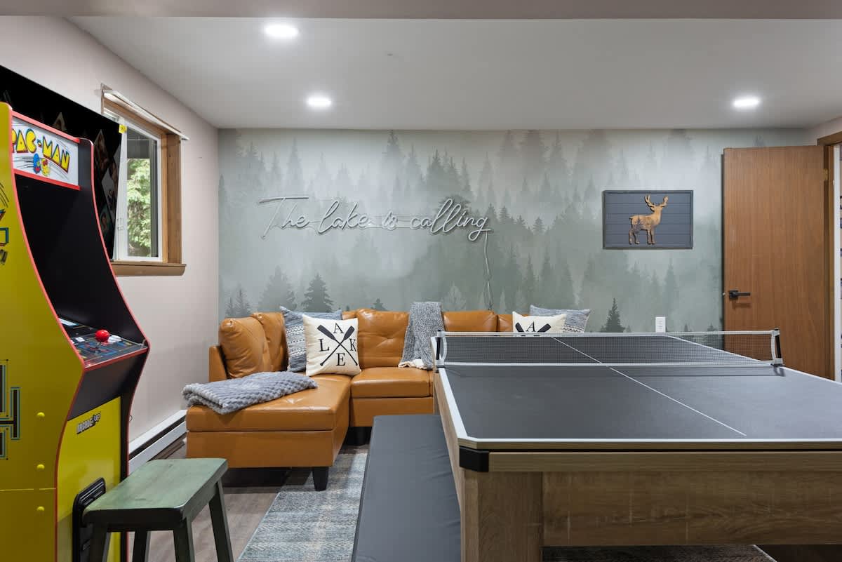 Luxury Pocono Escape | Hot Tub | Game Room