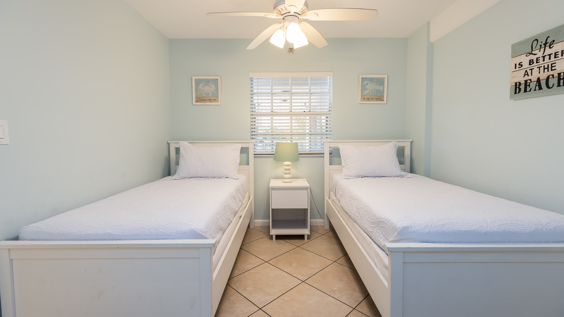 Twin beds bedroom #2