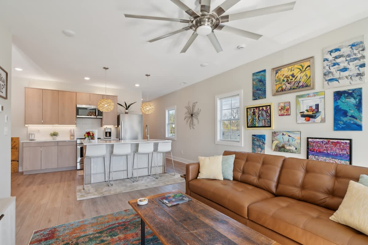 Feelin Good-2 Bd/2Ba in Germantown w/Parking!