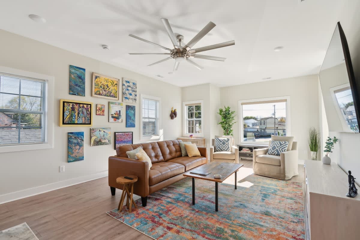 Feelin Good-2 Bd/2Ba in Germantown w/Parking!