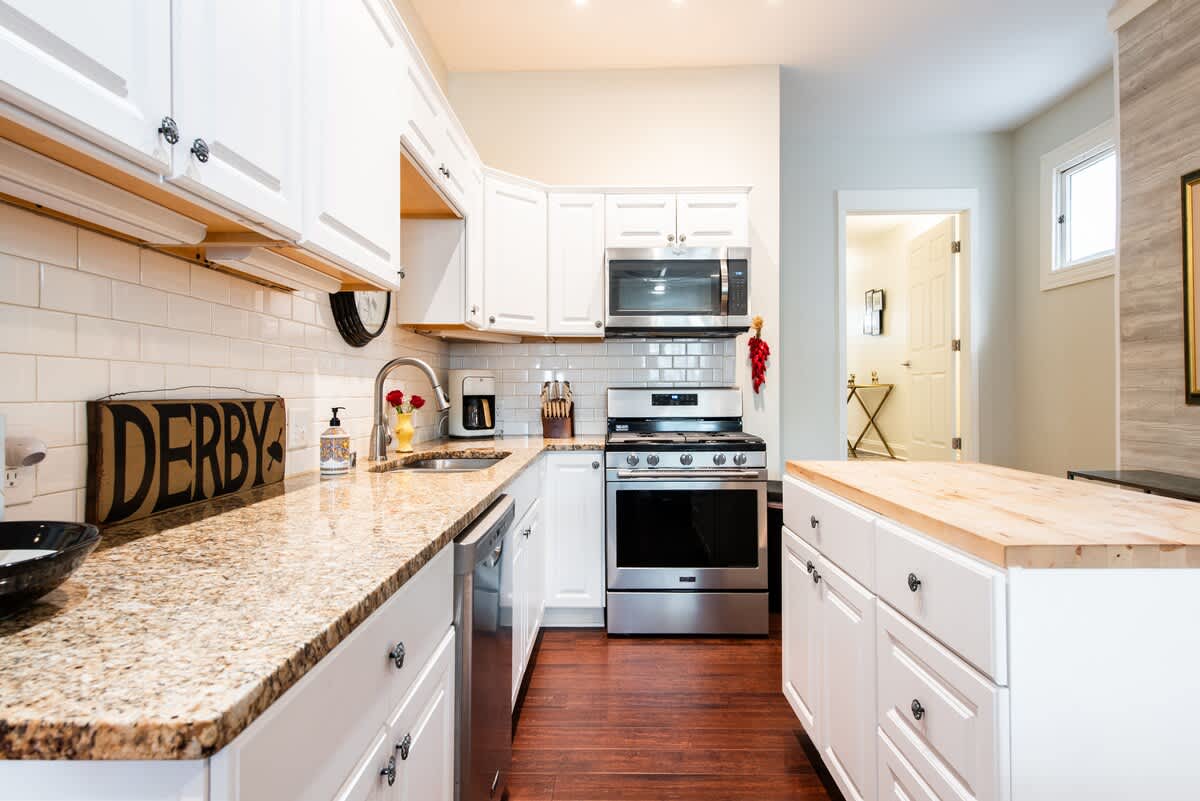 Vintage yet Modern Highlands home! Walk to venues!