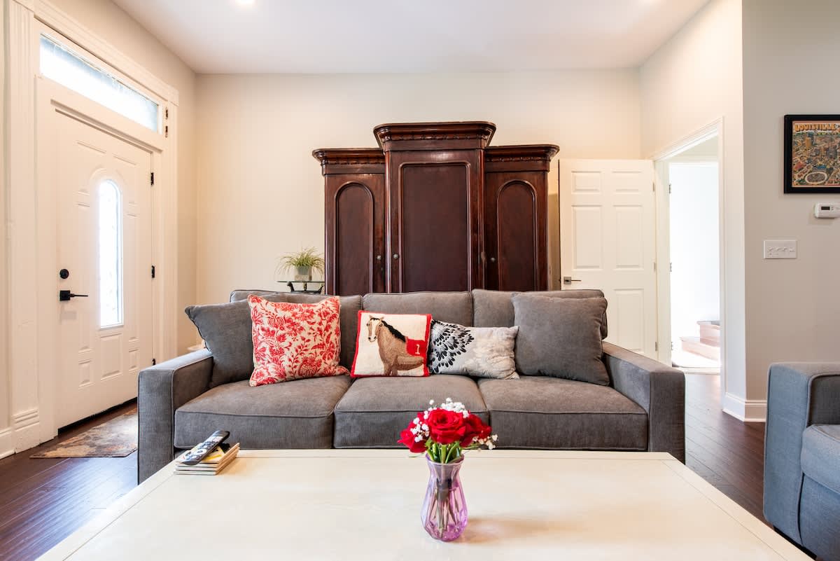 Vintage yet Modern Highlands home! Walk to venues!