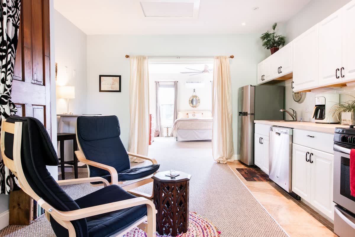 Cozy Studio close to Music Hall, Food, & Shops!