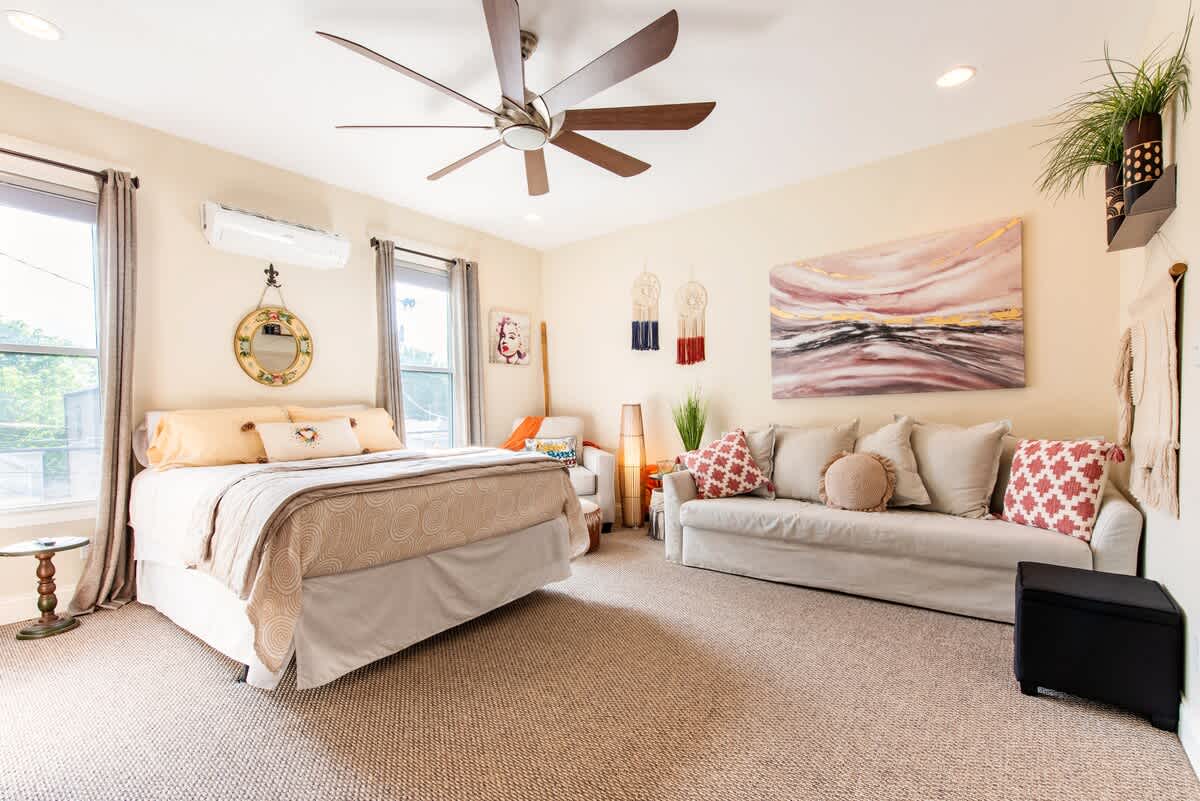 Cozy Studio close to Music Hall, Food, & Shops!