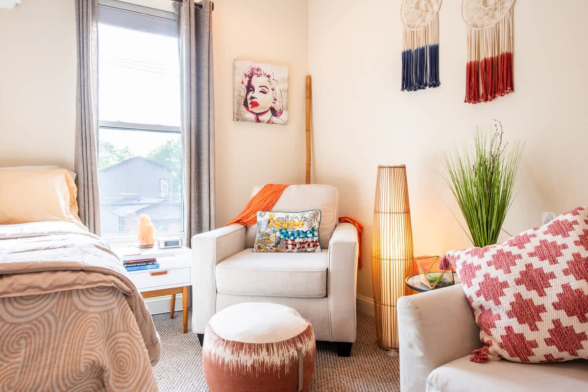 Cozy Studio close to Music Hall, Food, & Shops!