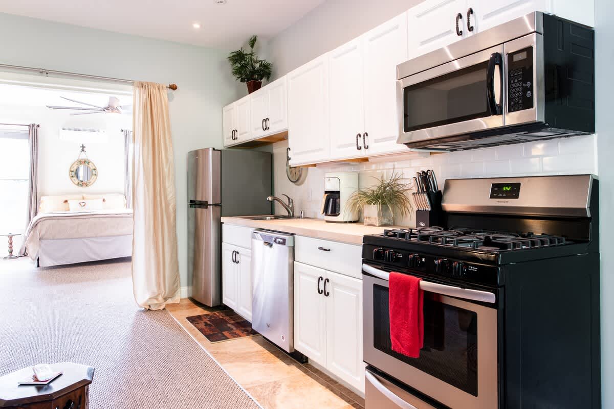 Cozy Studio close to Music Hall, Food, & Shops!