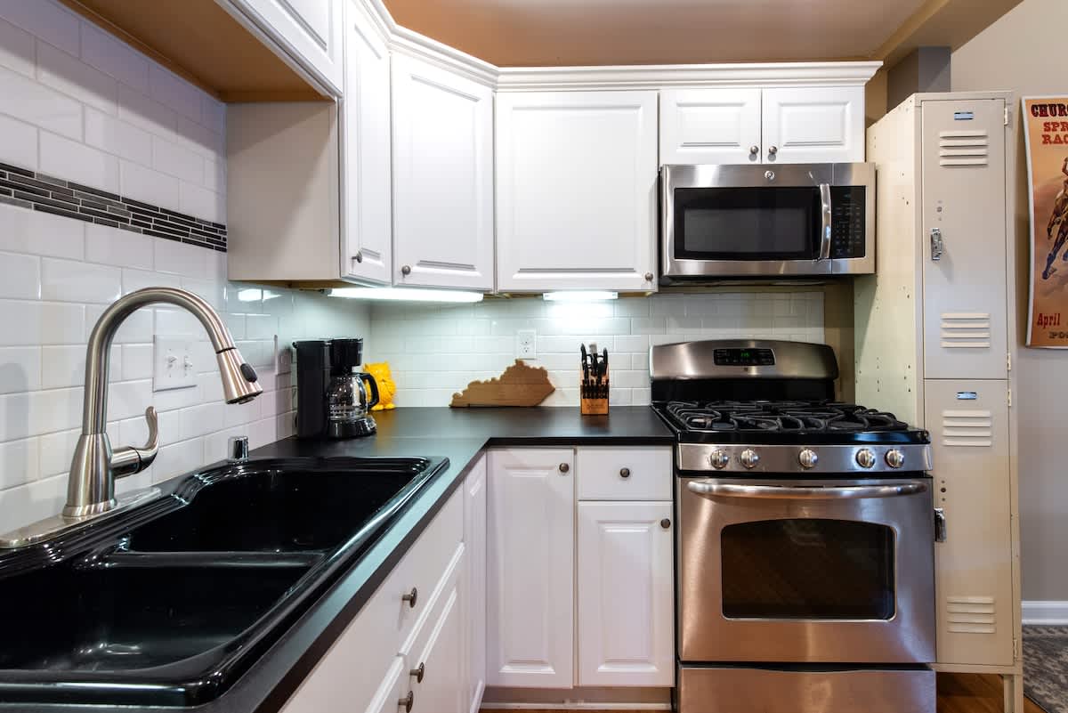 The Whiskey Stop | Modern 1BR Highlands Retreat