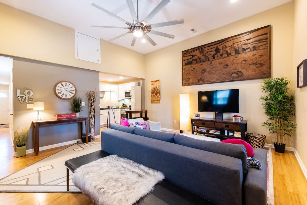 The Whiskey Stop | Modern 1BR Highlands Retreat