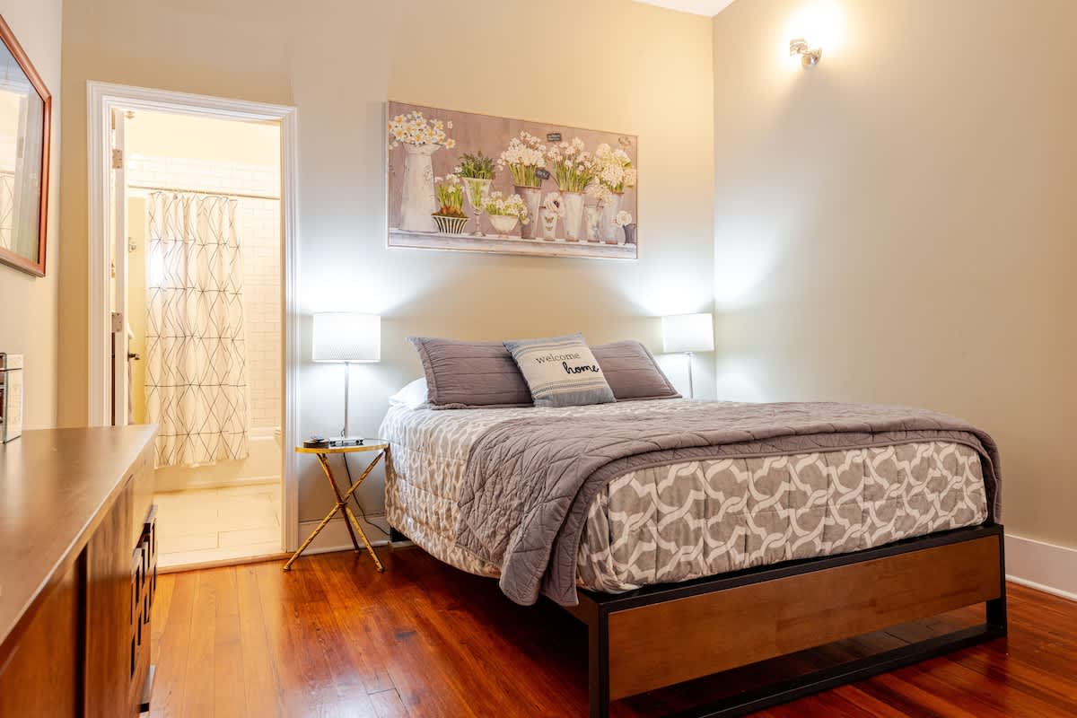 Bourbon Belle- Cozy Gtown home w/Private Parking!