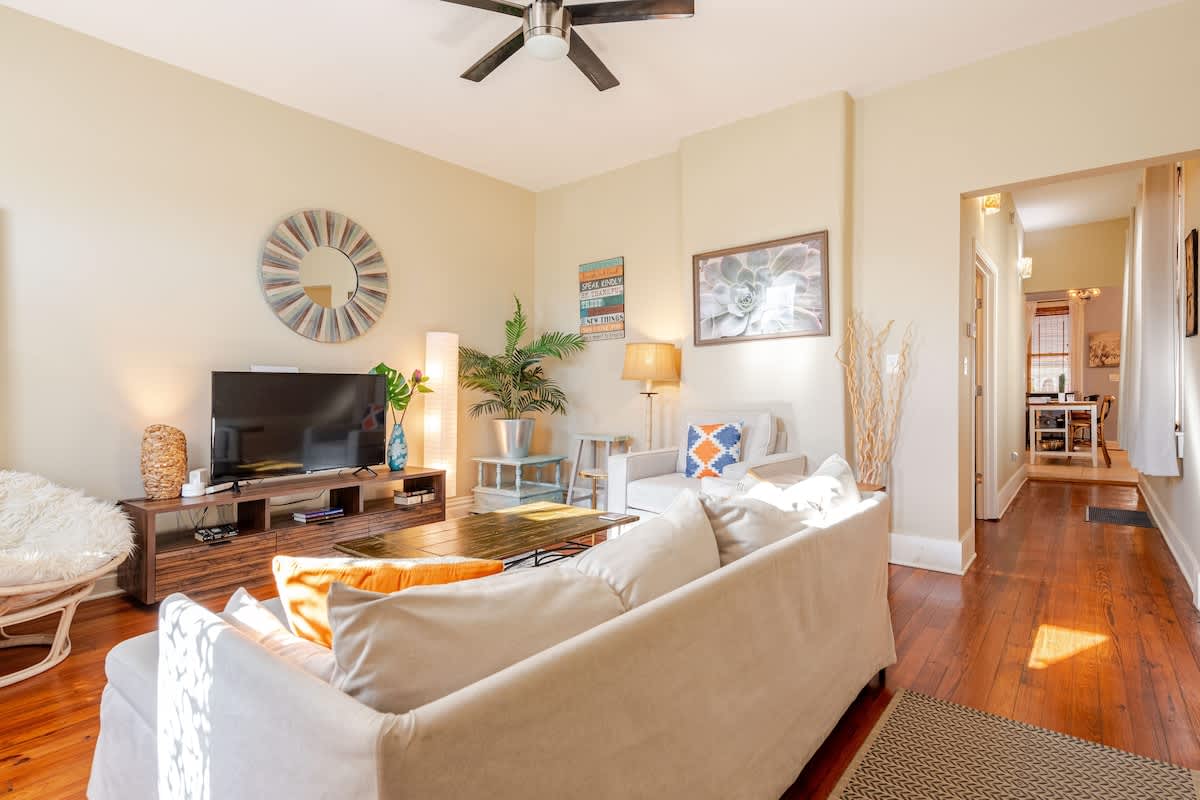 Bourbon Belle- Cozy Gtown home w/Private Parking!