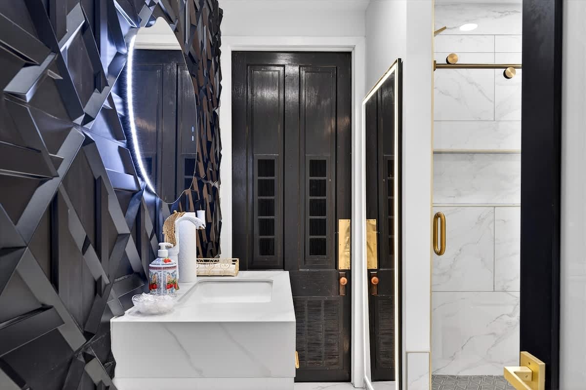 Exclusive Downtown retreat w/ stunning city views!