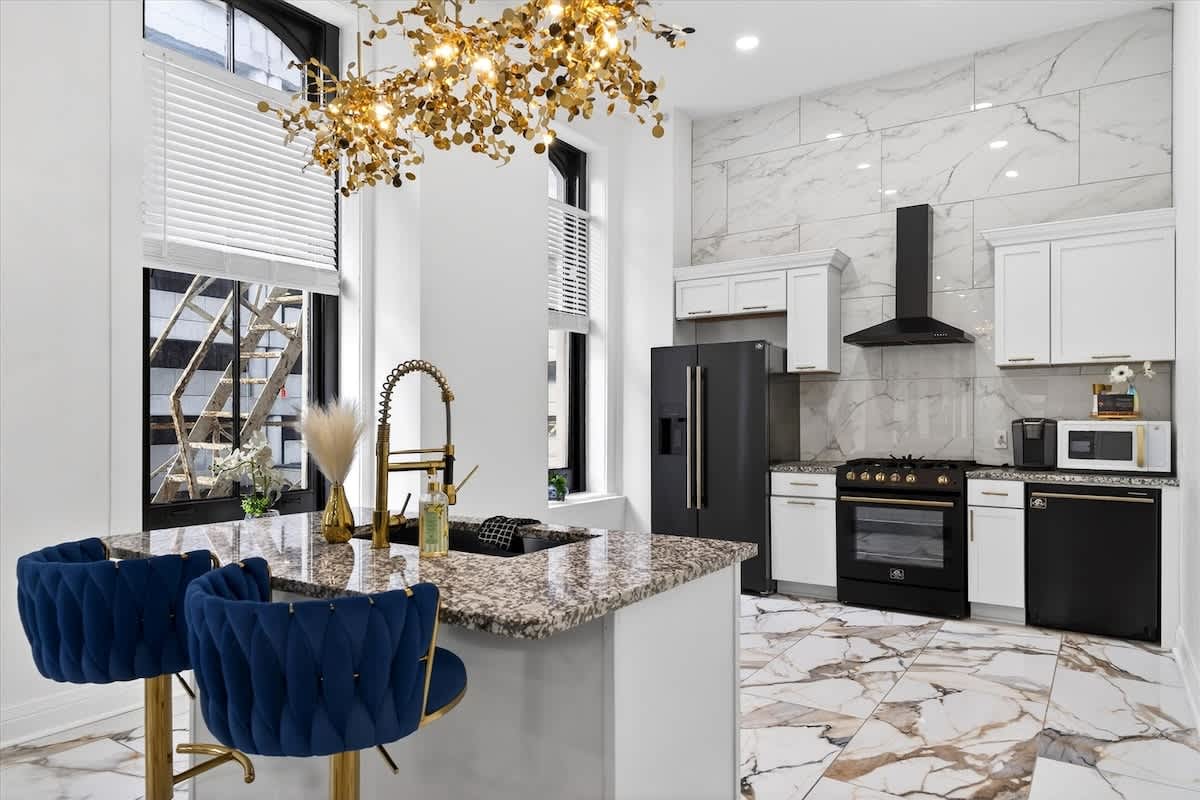 Exclusive Downtown retreat w/ stunning city views!