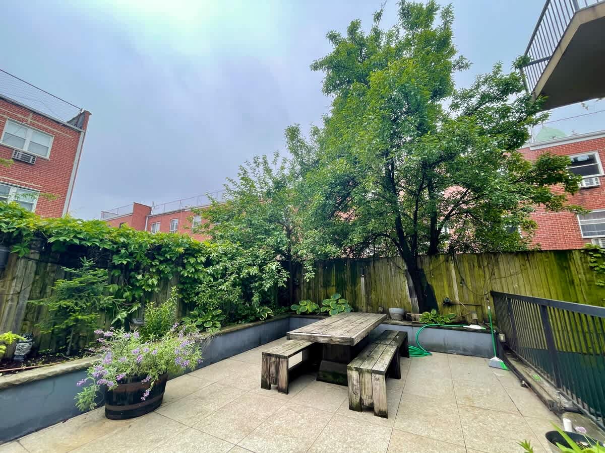 Bright 2-Story Brooklyn Oasis w Patio & Fire Pit - Foto 17
