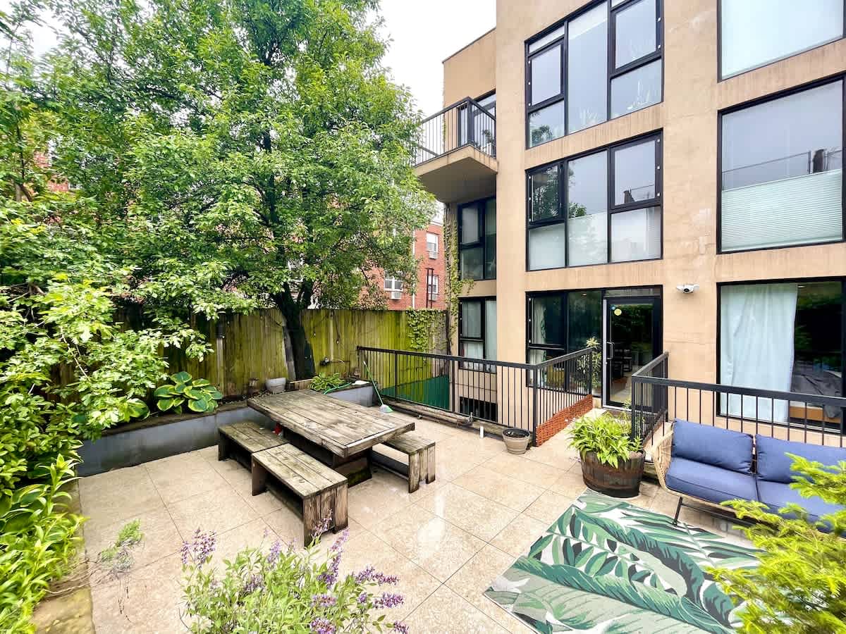 Bright 2-Story Brooklyn Oasis w Patio & Fire Pit - Foto 24