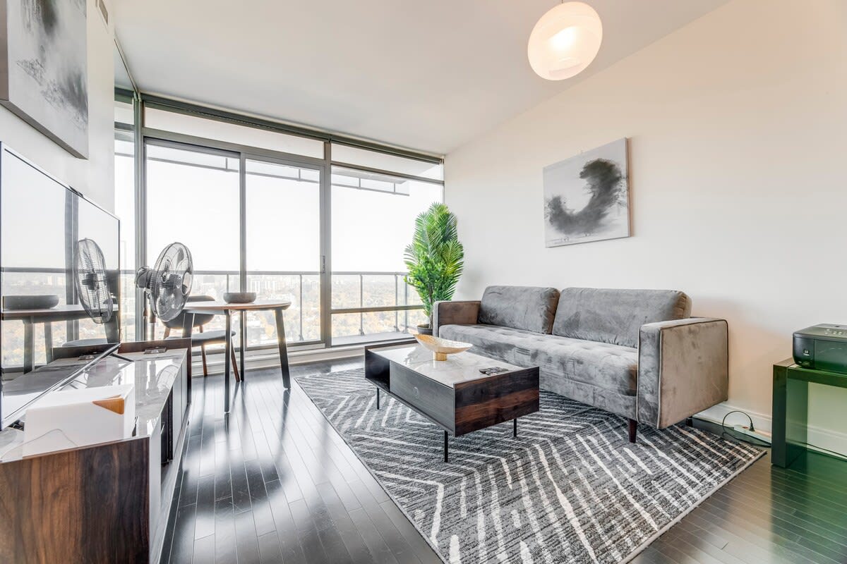 Chic Luxury 1 Bedroom Condo In Yorkville