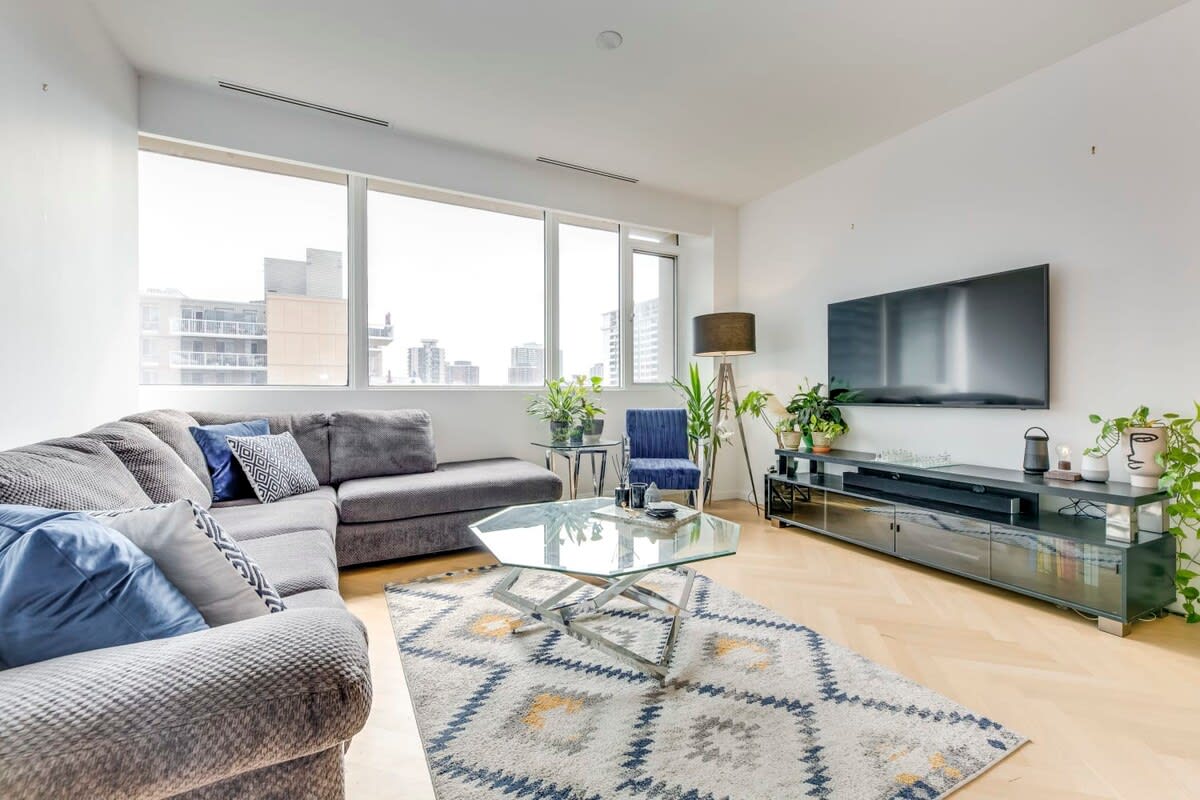 Spacious 2 Bedroom Downtown Toronto