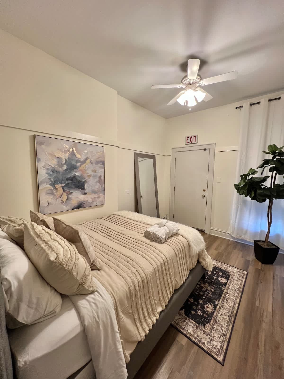 Elegant 3BR River North Escape l Free Parking