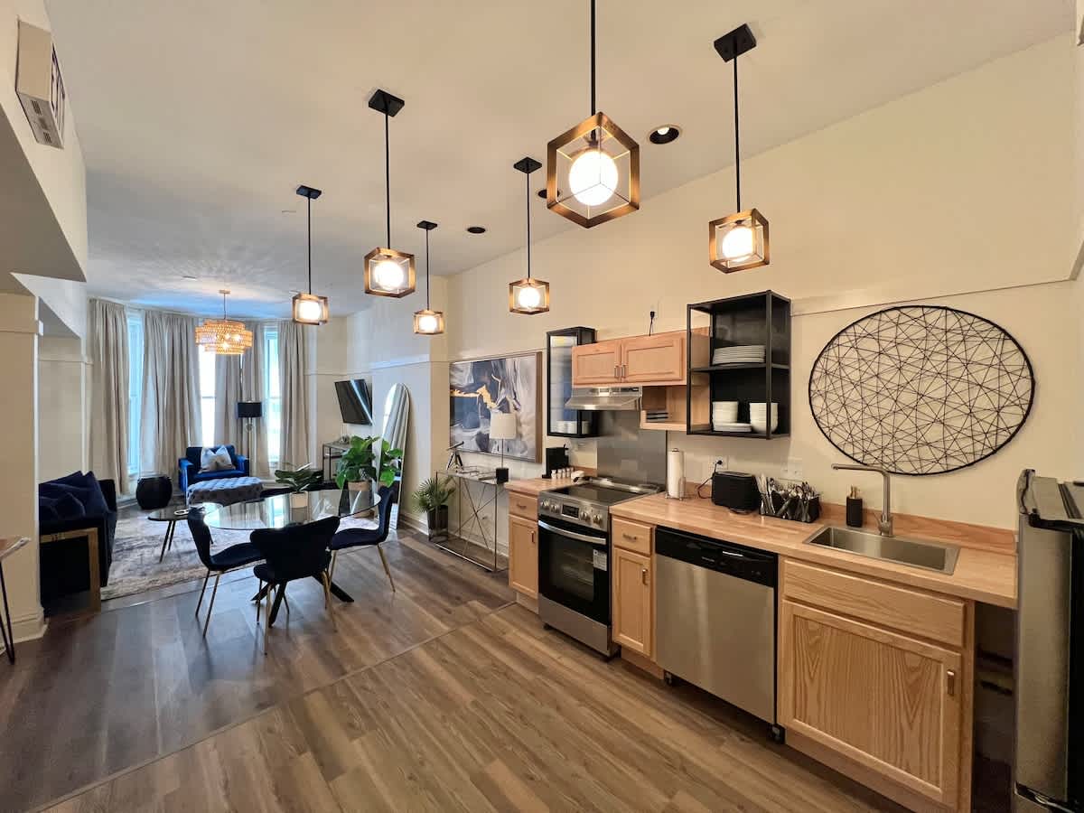 Elegant 3BR River North Escape l Free Parking