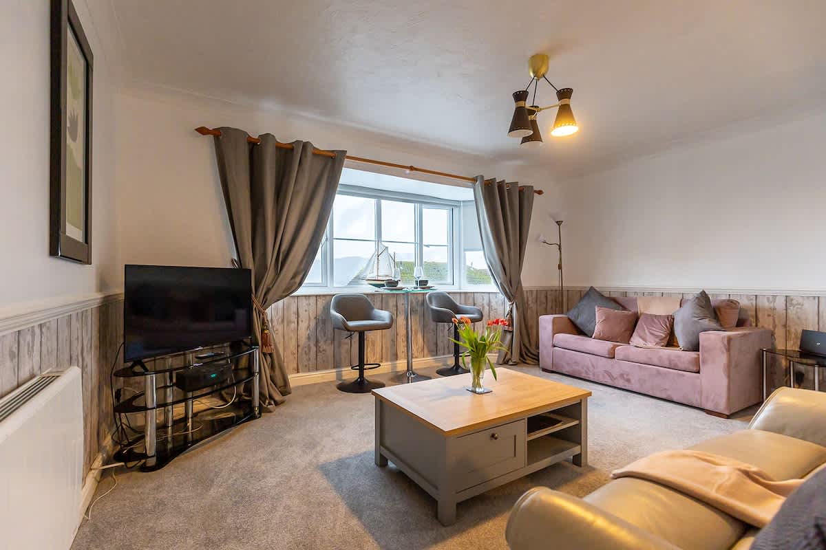 Cosy Deganwy Escape by the Sea & Conwy Mountain
