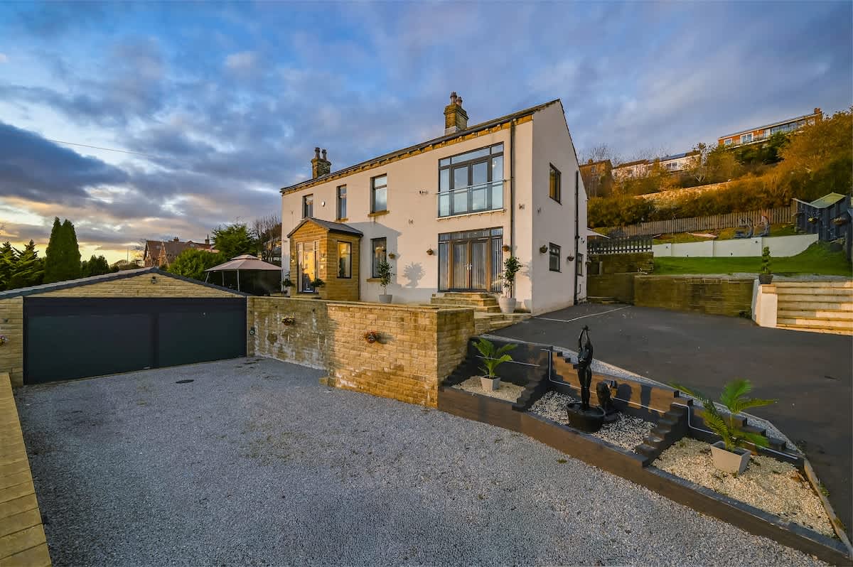Spacious 6BR Escape | Hot Tub, Game Room & Karaoke — West Yorkshire, England — vacation rental