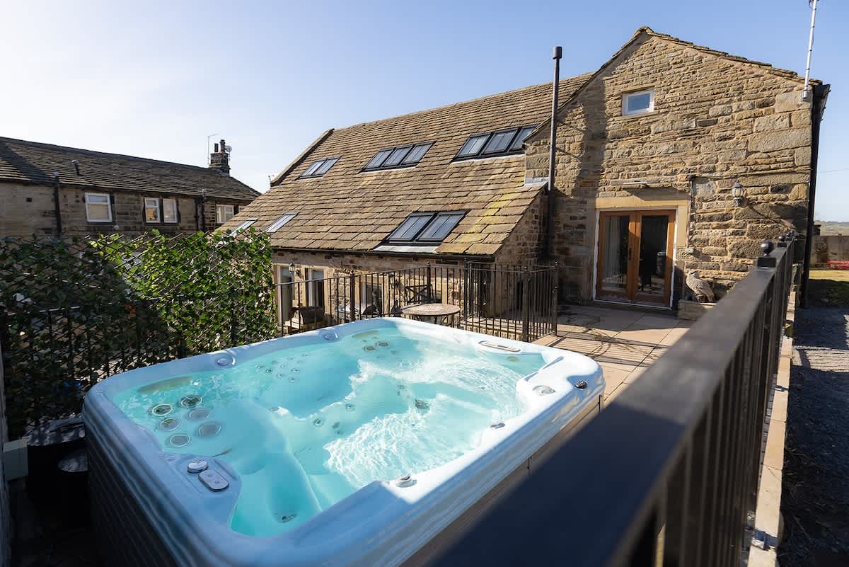 Cosy Farm Cottage with Hot Tub & Countryside Views — West Yorkshire, England — vacation rental