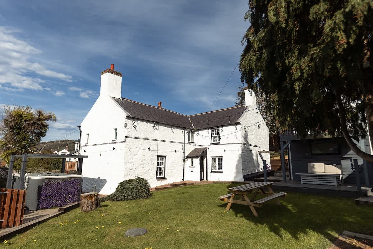 5-Bed North Wales Escape with Hot Tub & Views — Mochdre, Wales — vacation rental
