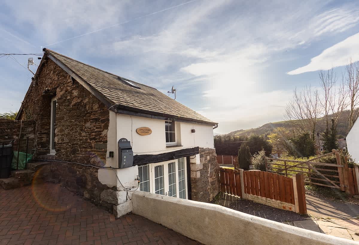 Apple Store Cottage | Hot Tub & Garden Escape — Mochdre, Wales — vacation rental