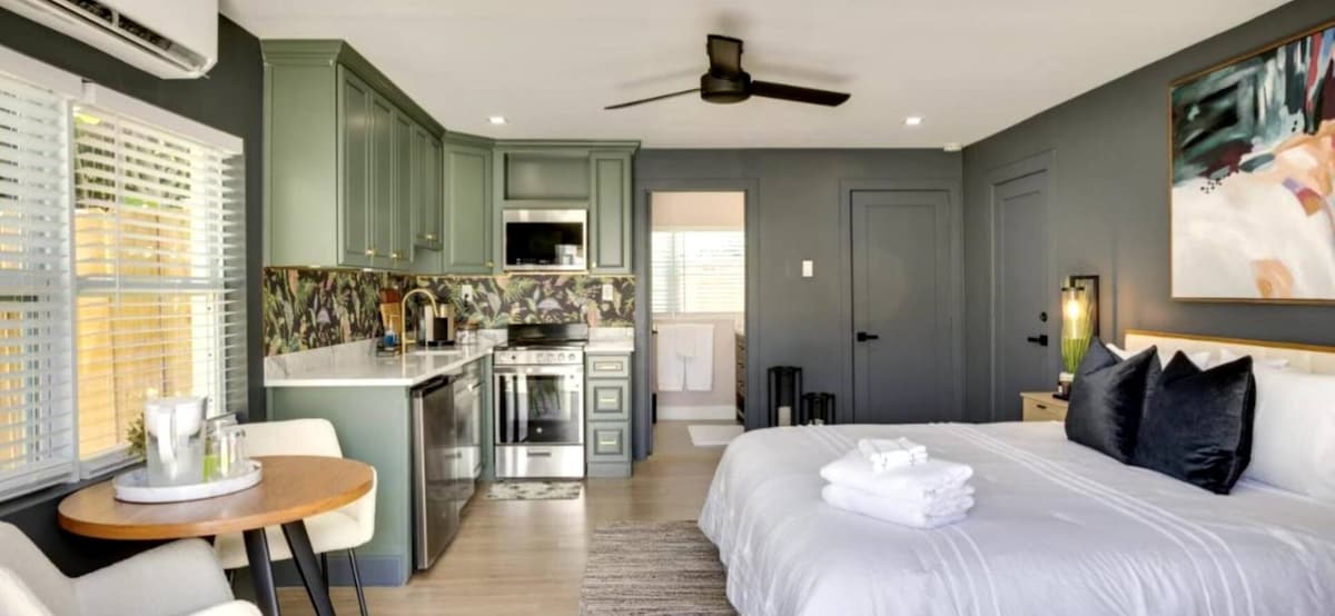 Lytle Palm Studio — West Palm Beach, FL — vacation rental