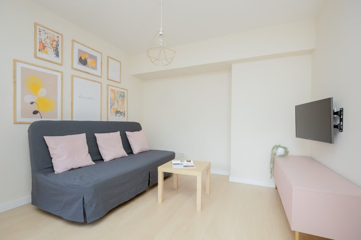 Bacha 34 Warszawa | Bright Apartment for 4 with Desk for Remote Work and Balcony — Warszawa, Województwo mazowieckie — vacation rental
