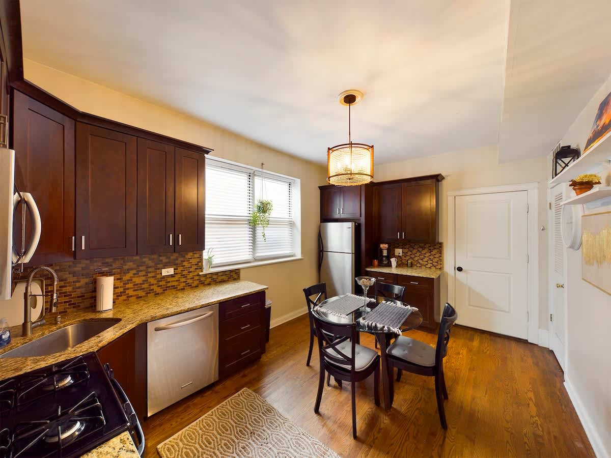 Chi-Town Hideout #1 6