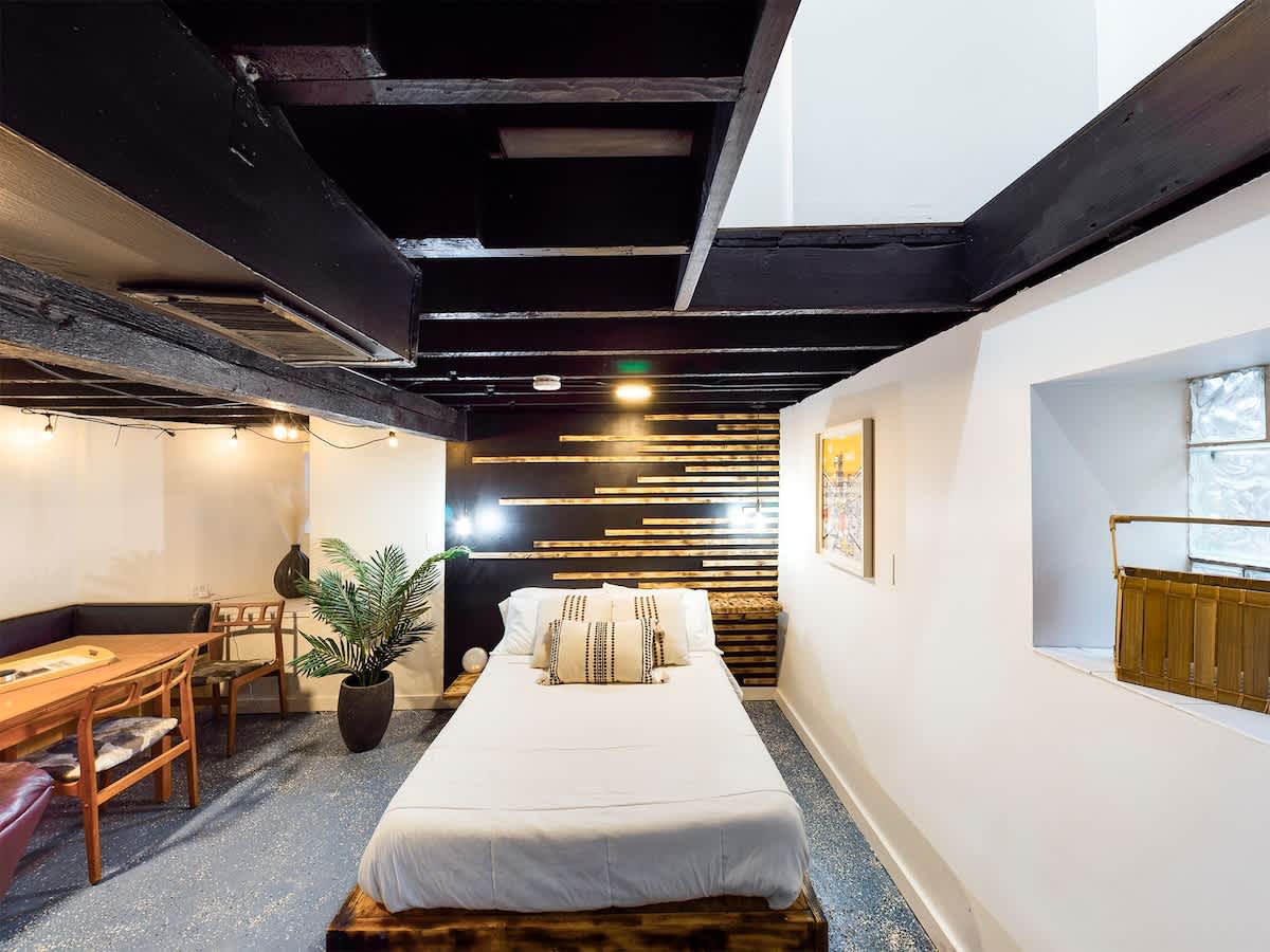 Chi-Town Hideout #B - Near Metra 5