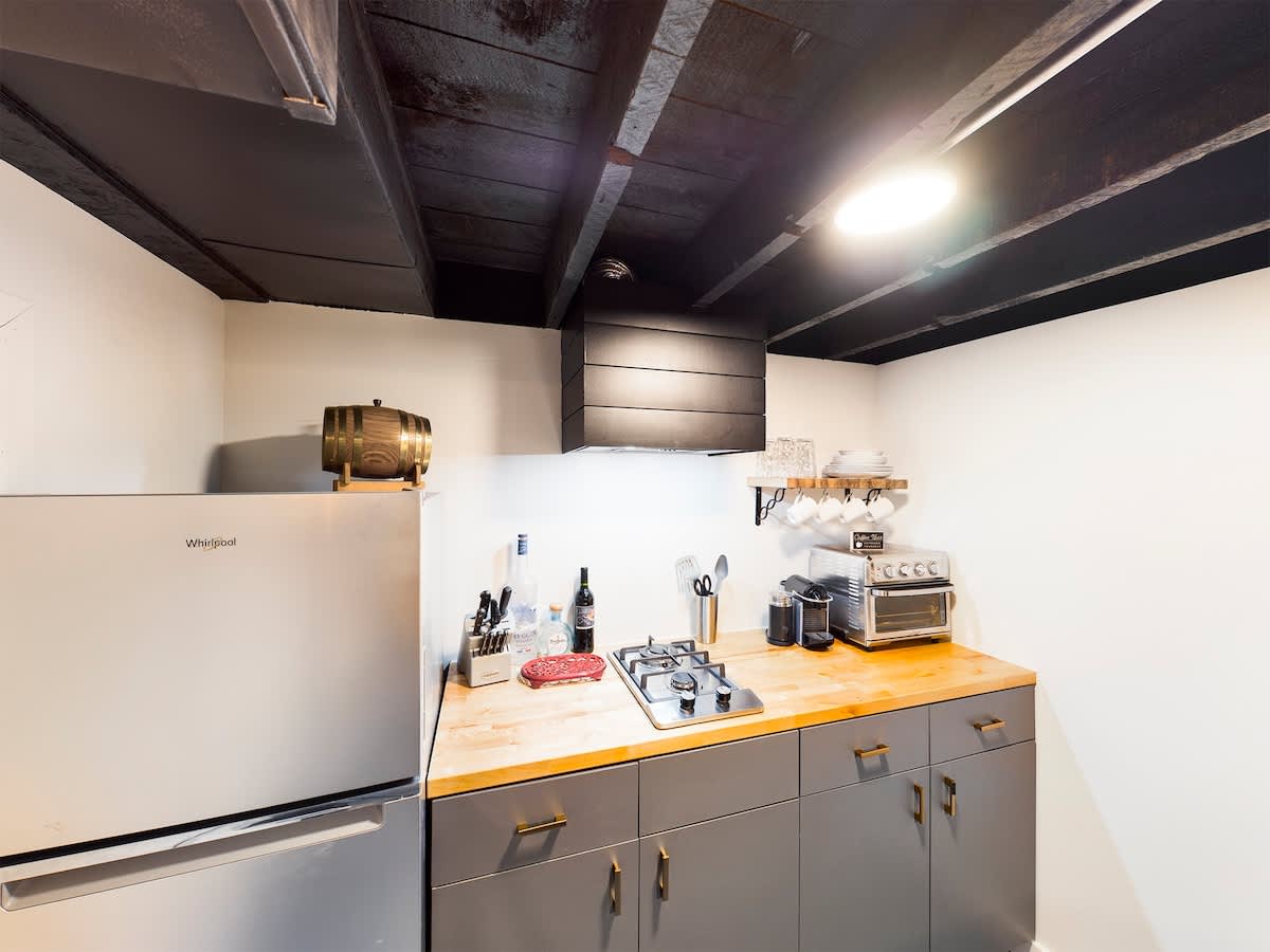 Chi-Town Hideout #B - Near Metra 4