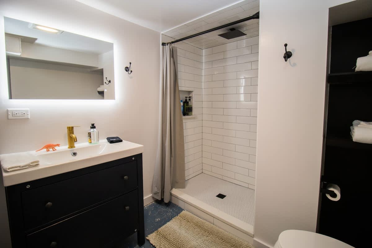 Chi-Town Hideout #B - Near Metra 6