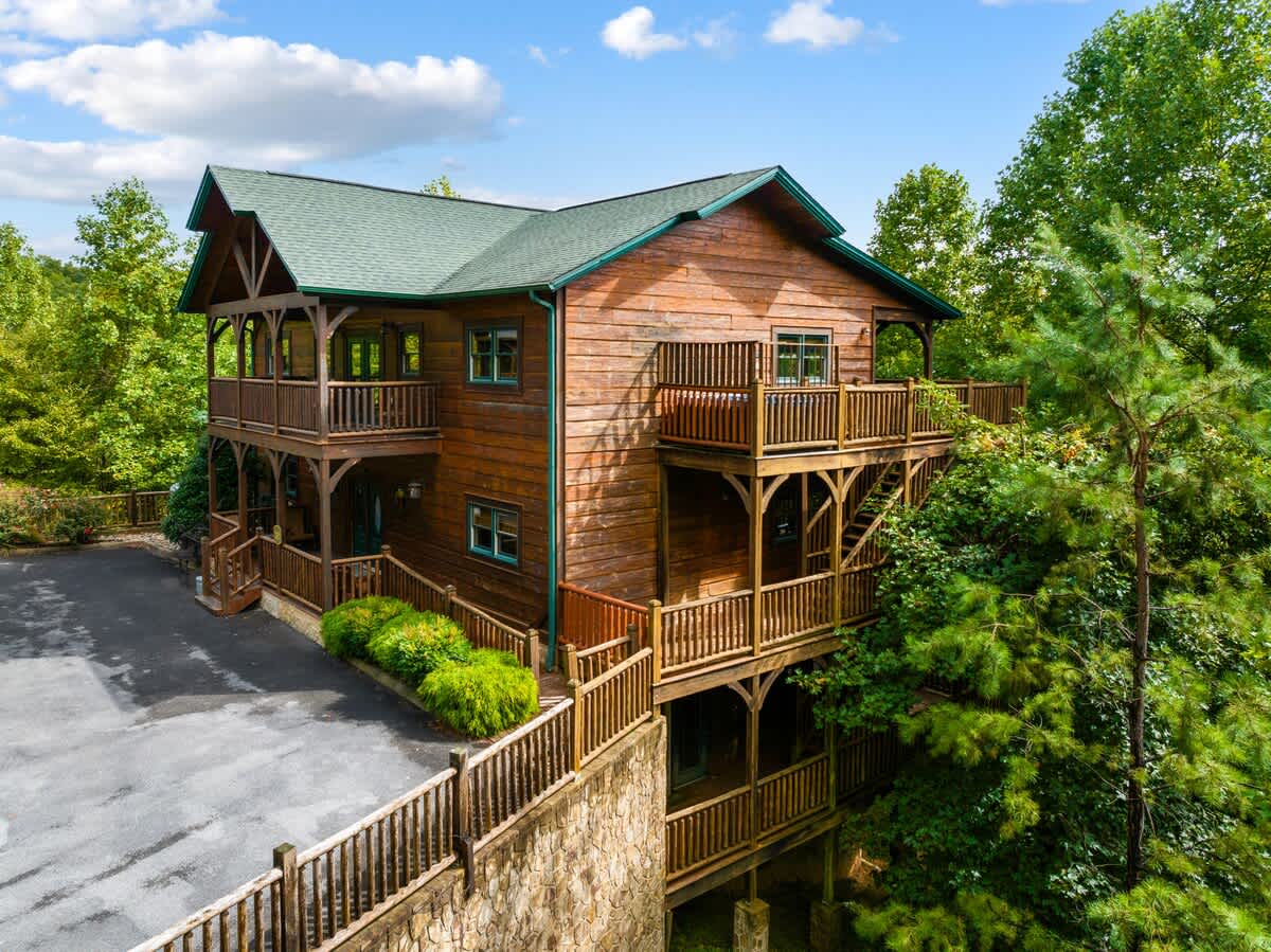 8BR Gaitlinburg Cabin Views / Secluded / Fun