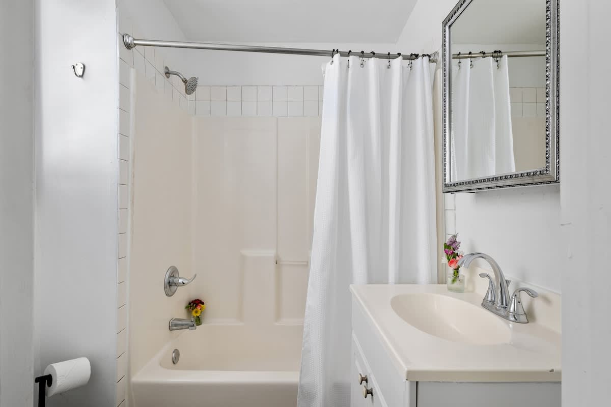 Bathroom #1: Shower/Tub combo