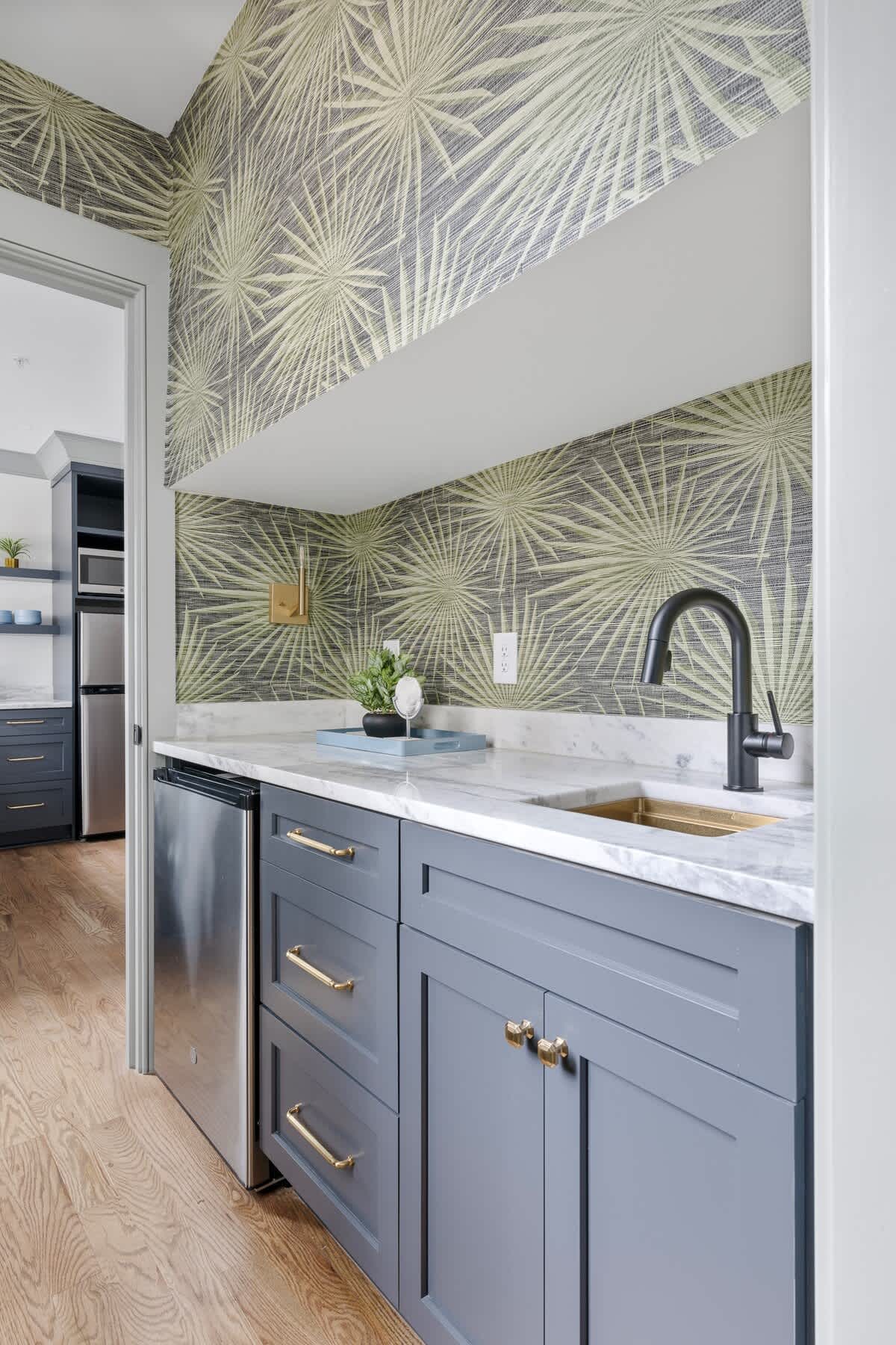 Wet bar off the kitchen