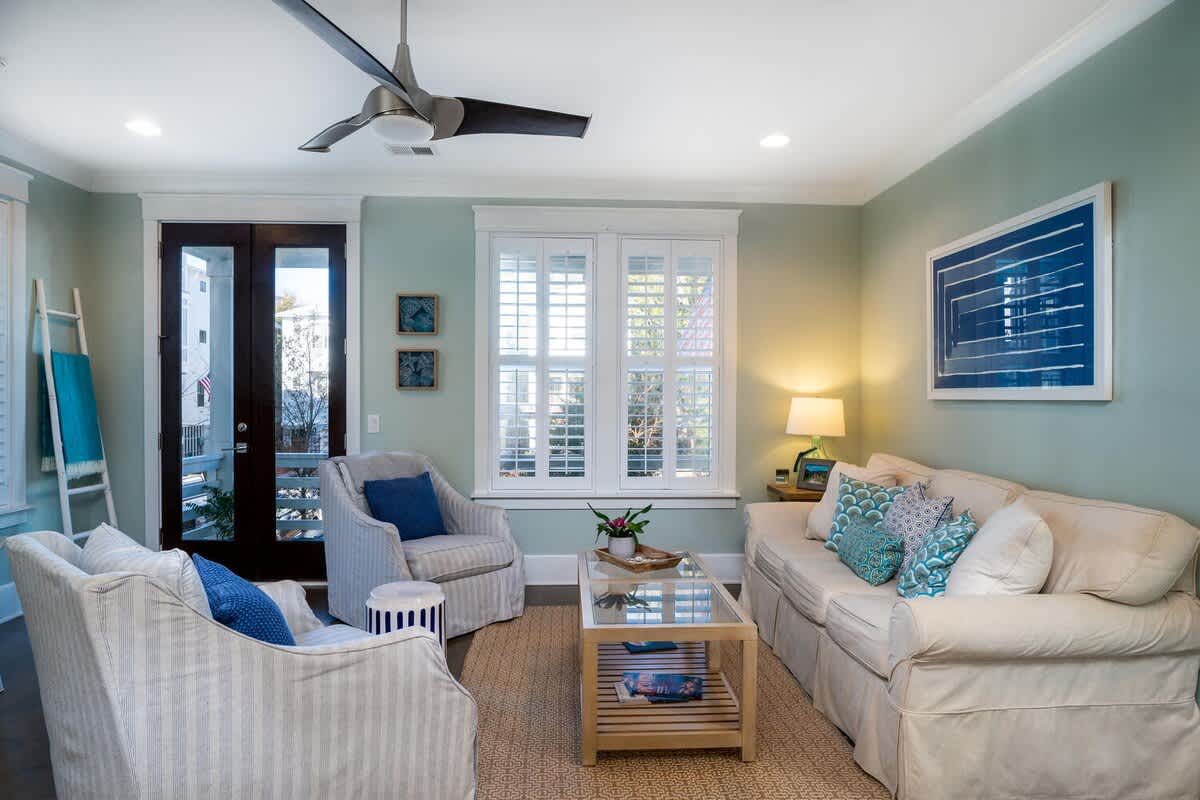 Spacious living room with plenty of seating for your group