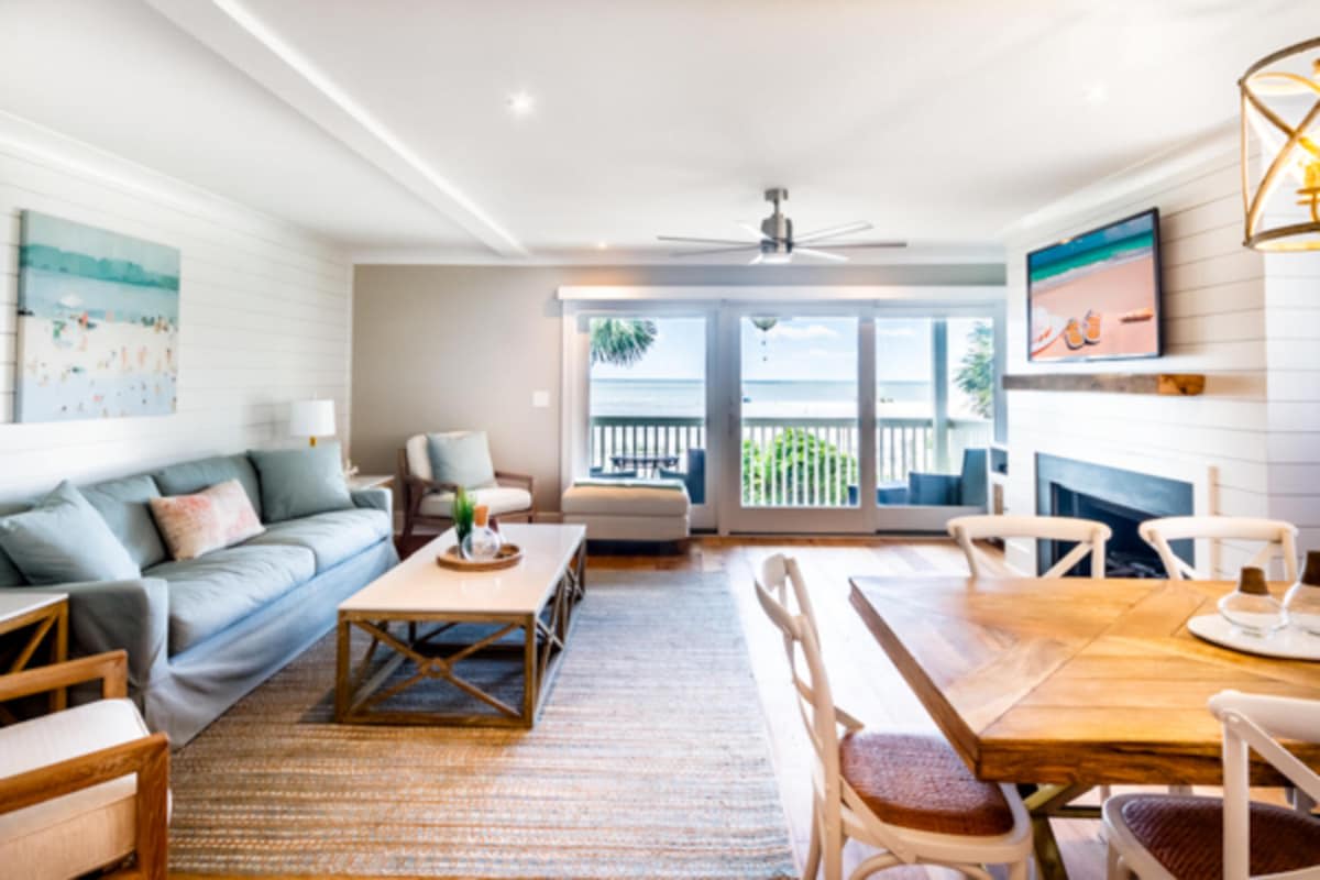 Spacious living room with plenty of seating for your group