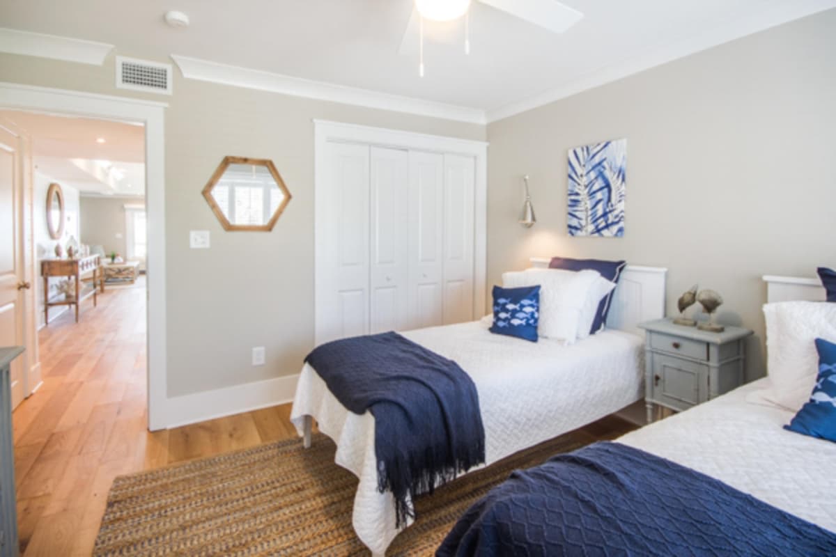 Bedroom 2: 2 Single Beds