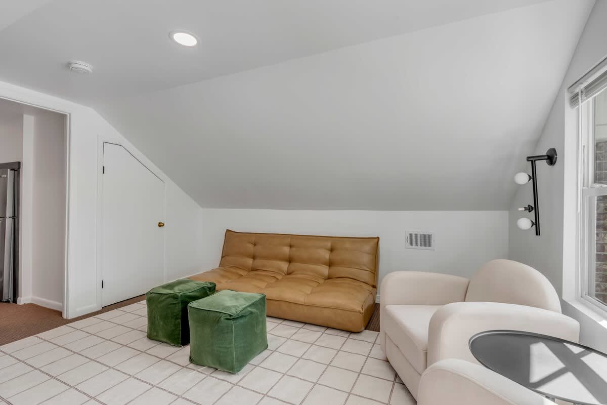 
Spacious living room with seating for your entire group!