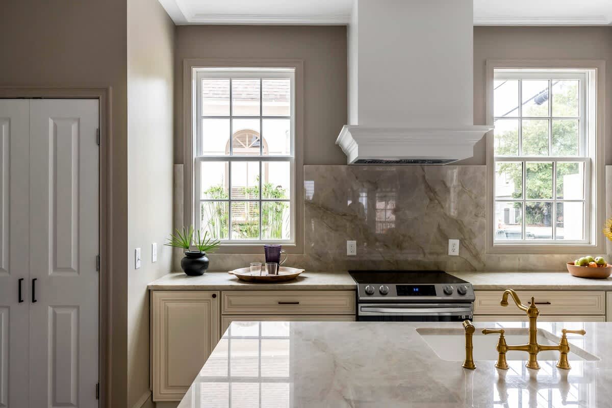 Fully equipped kitchen with kitchen island