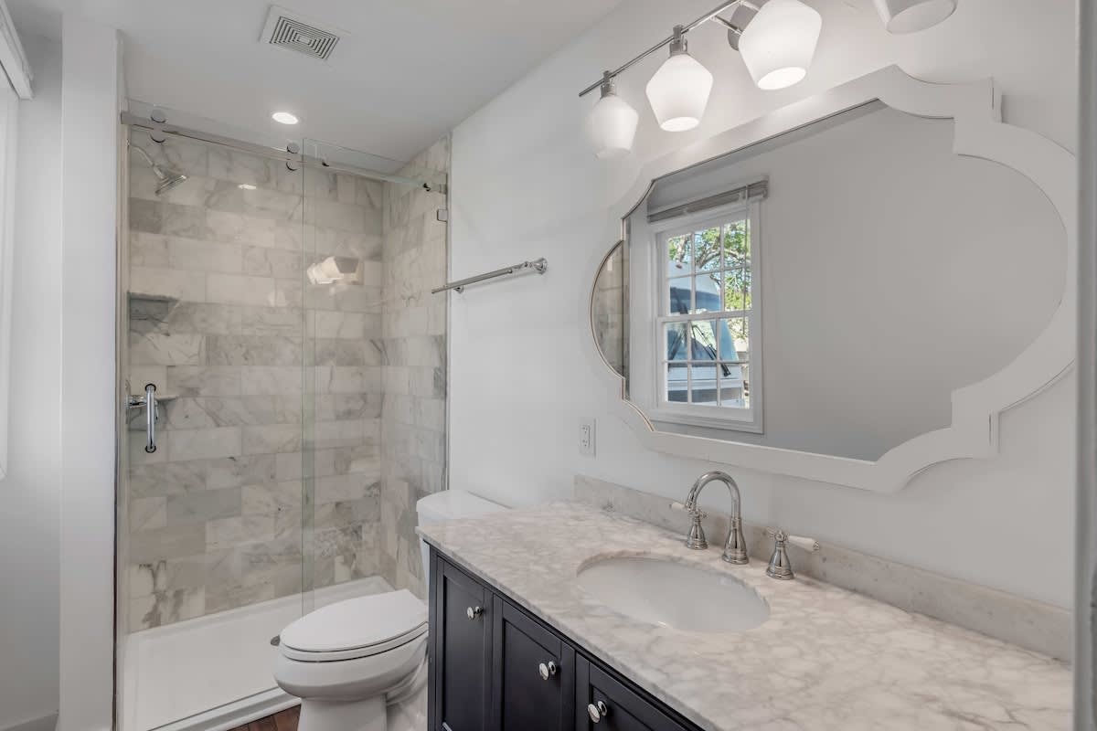 Bathroom 2: Shower/tub