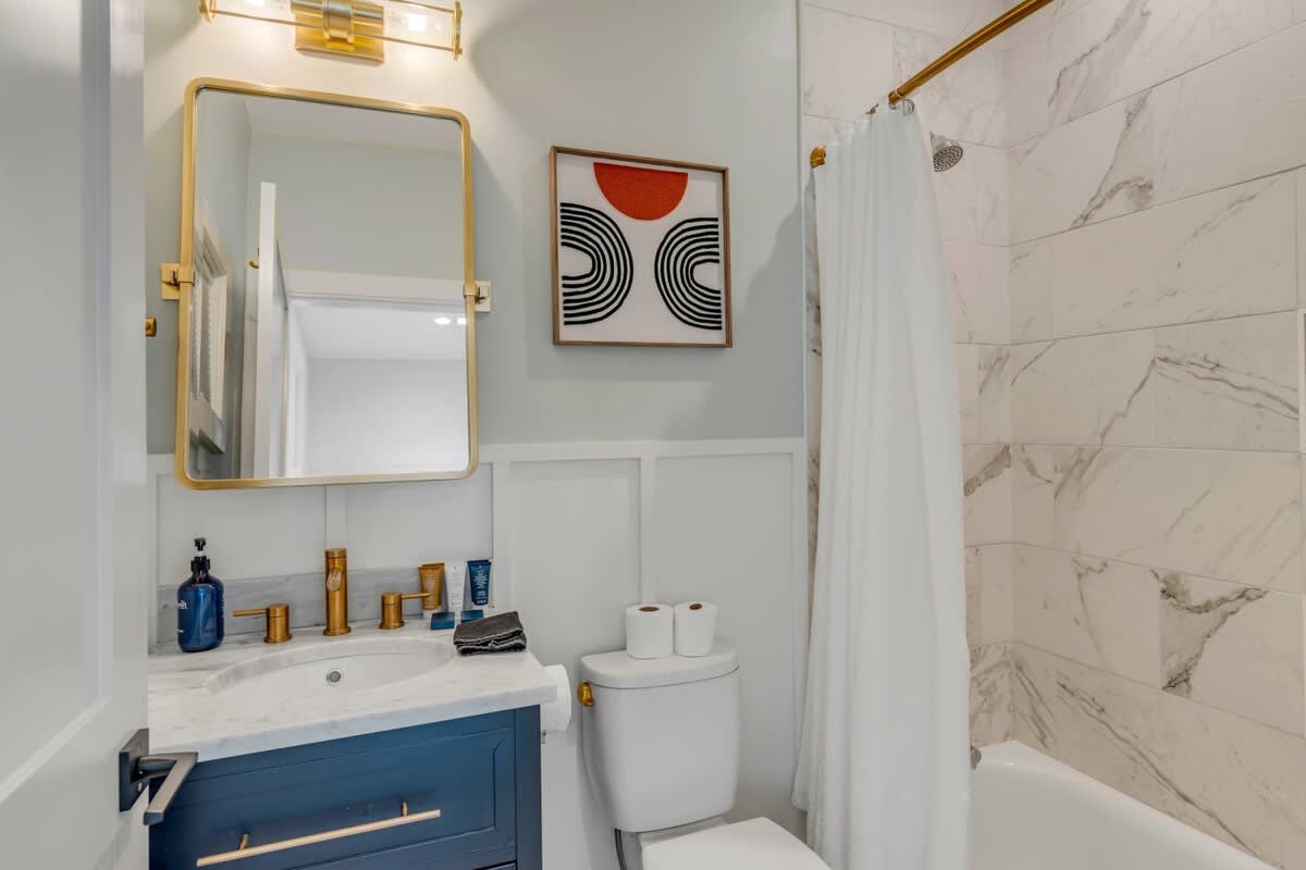 Bathroom 2: Shower/tub