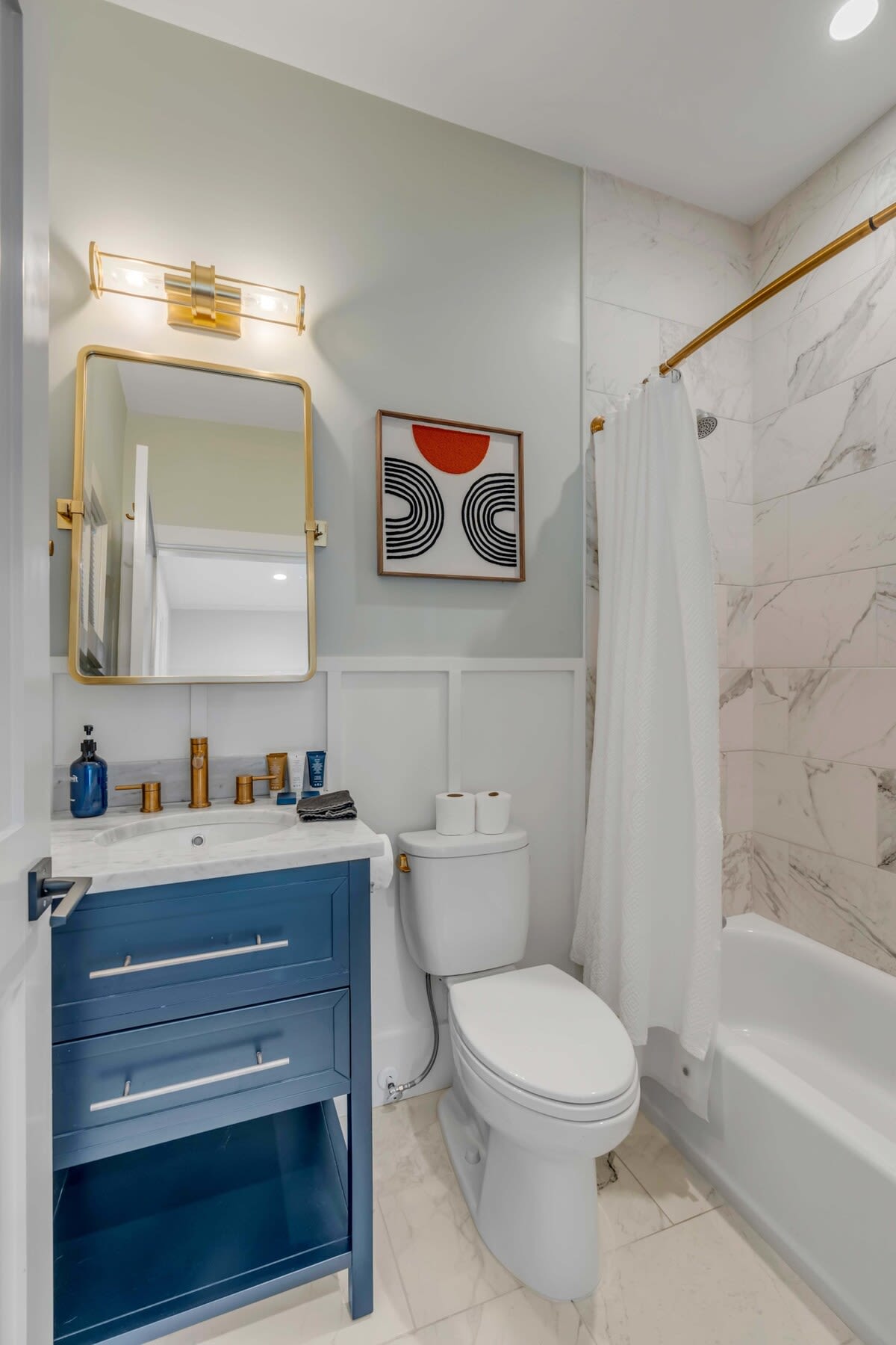 Bathroom 2: Shower/tub