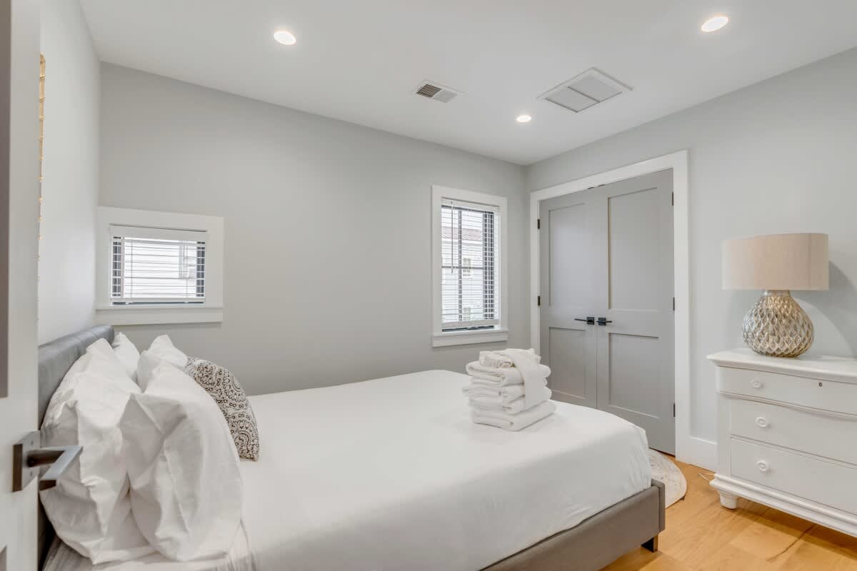 Bedroom 11: Queen Bed