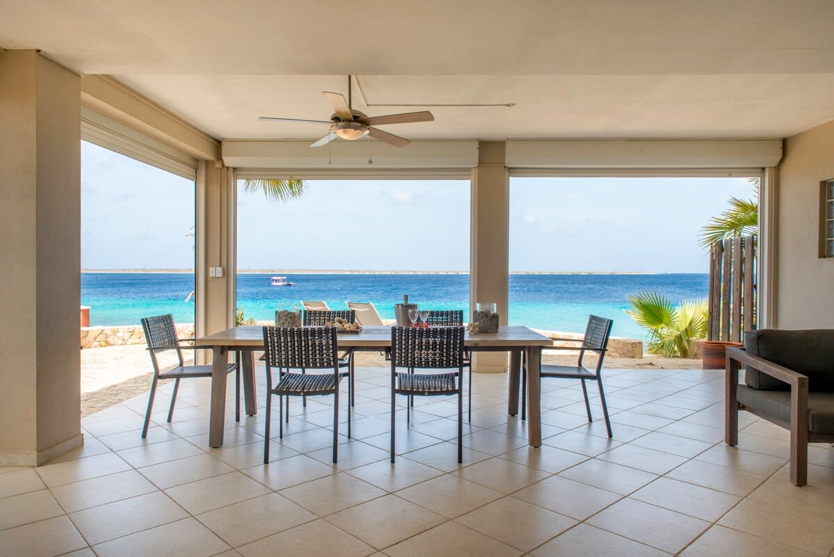 Den Laman Blue Marlin located directly on the sea in Hato, interior and surroundings