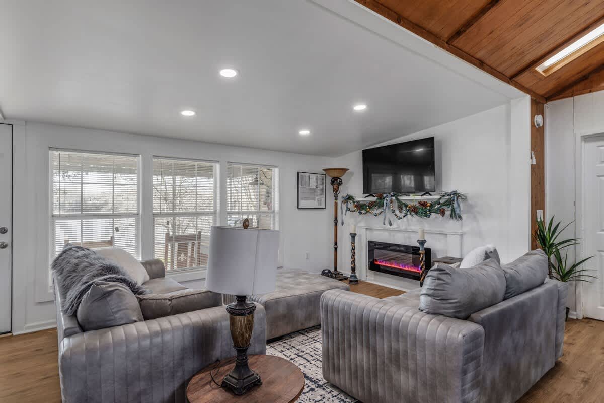 Serene Bayou Camp - Spacious 3BR Home w/ Loft