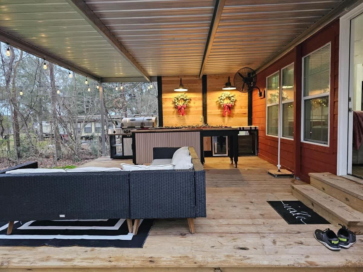 Serene Bayou Camp - Spacious 3BR Home w/ Loft